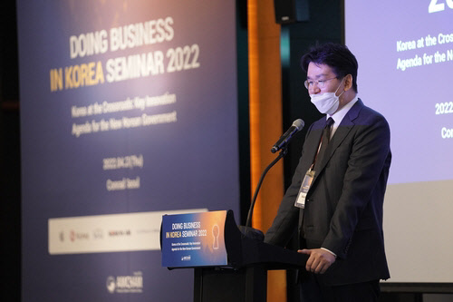 조원태 한진그룹 회장이 21일 서울 여의도 콘래드 호텔에서 주한미국상공회의소 주최로 열린 '국내 기업환경 세미나 2022'에 참석해 발표하고 있다. 주한미국상공회의소 제공